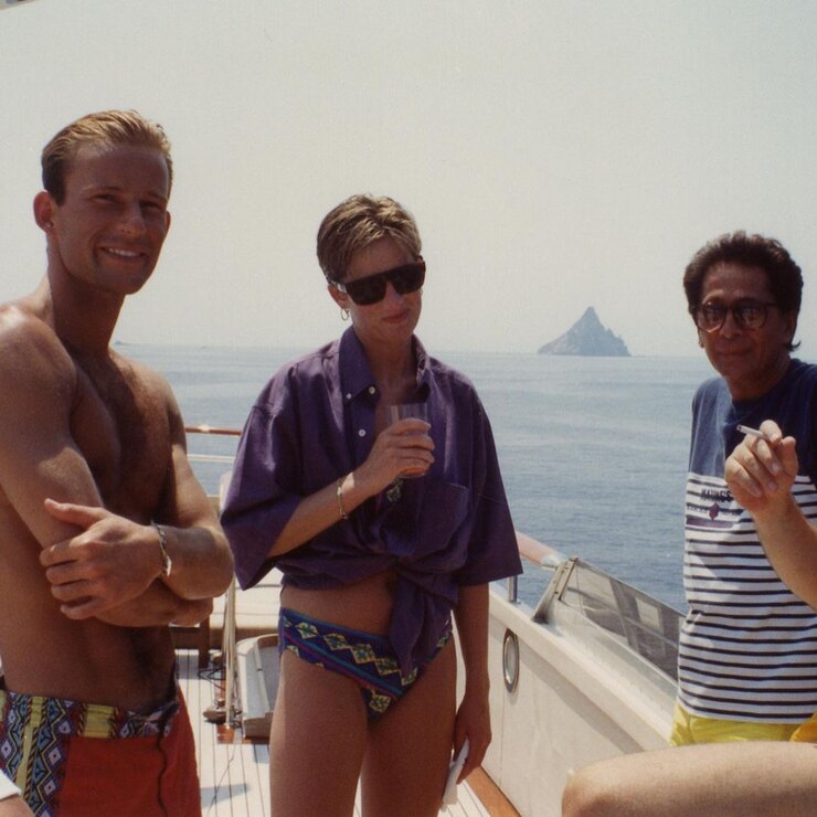 Photos of Princess Diana on a yacht with two men appeared on the Internet