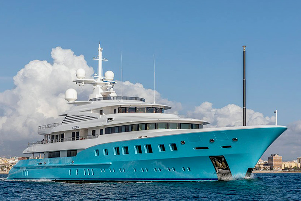 How Billionaires Spend New Year's Eve: on Superyachts in the Caribbean