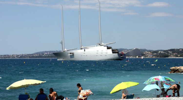 “Scratch more than a meter”: in Spain, a sailboat crashed into a superyacht of a Russian billionaire