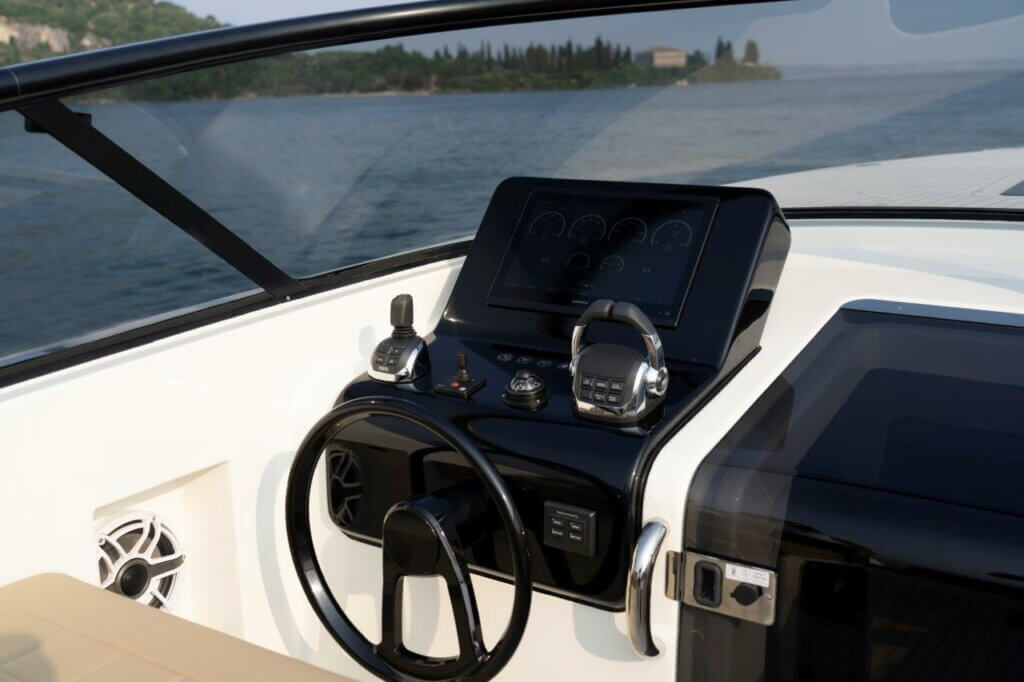 VanDutch 32 boat for the perfect weekend on the water